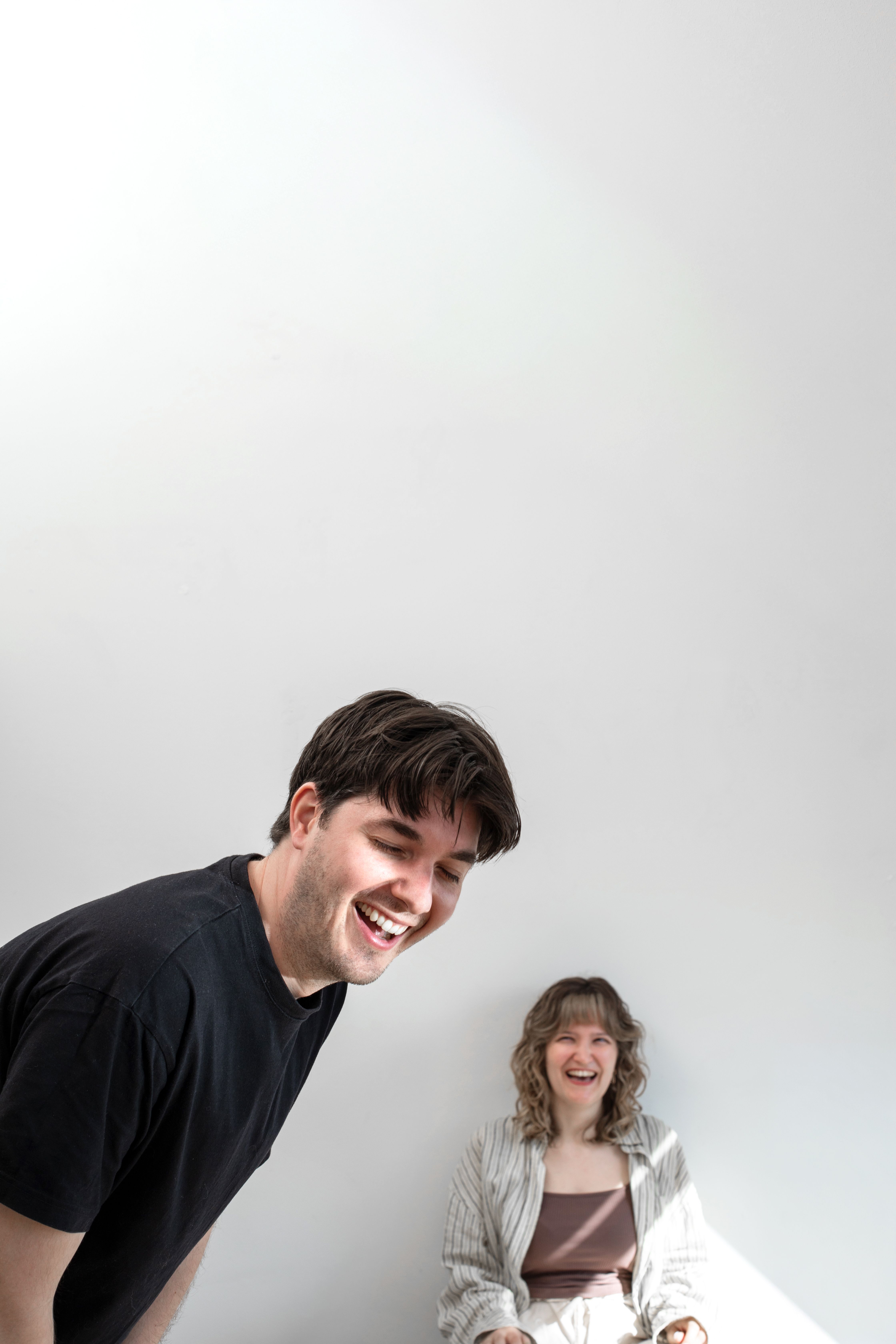 Silke und Martin vor weißer Wand.