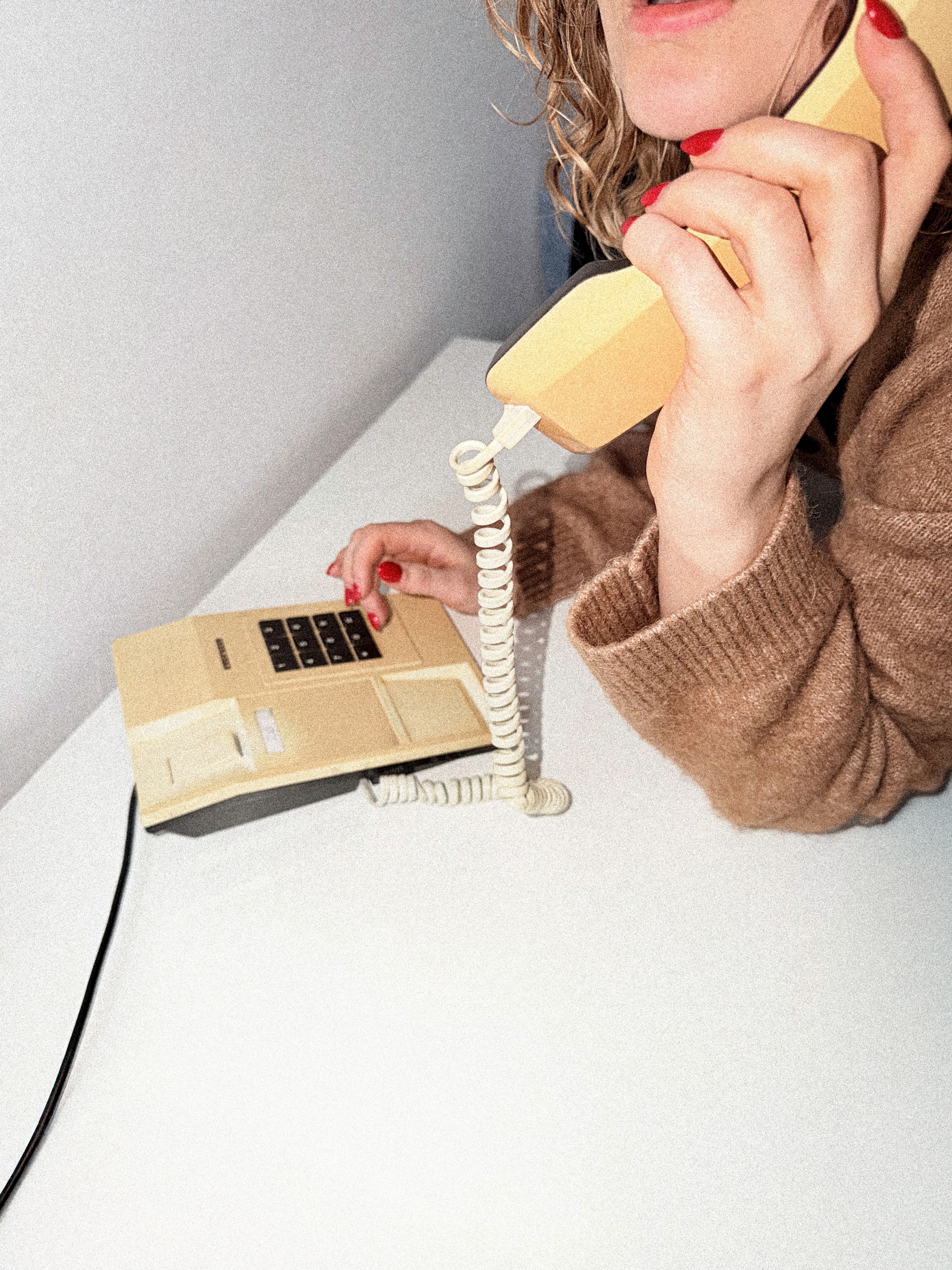Silke mit Telefon in der Hand.