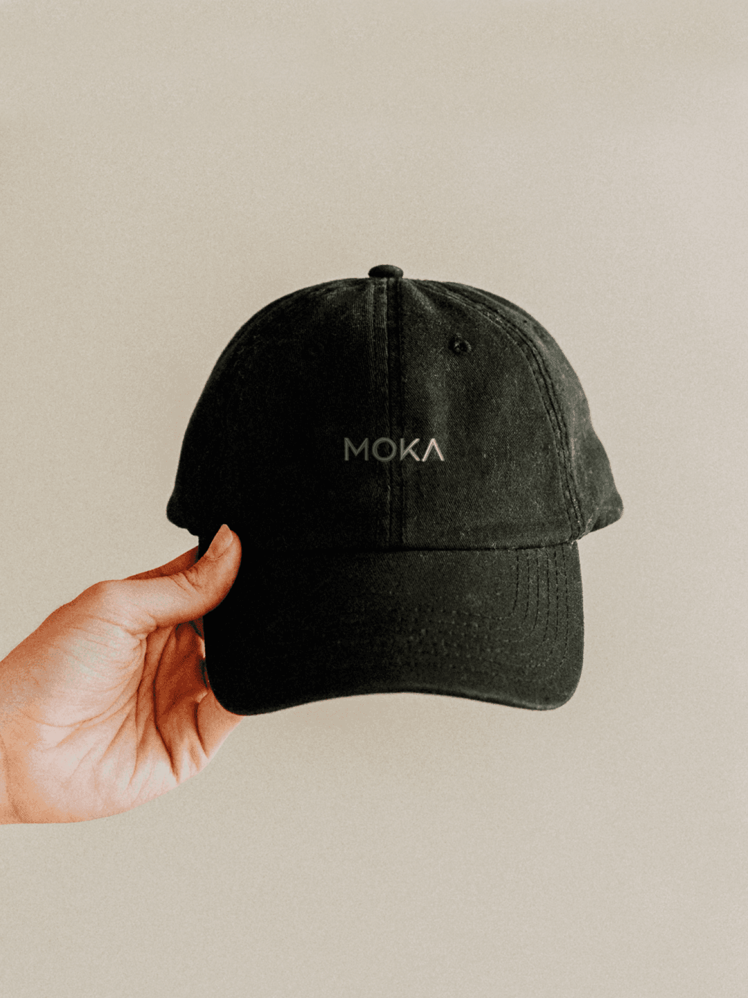 Dunkle Kappe mit MOKA Logo in weiß