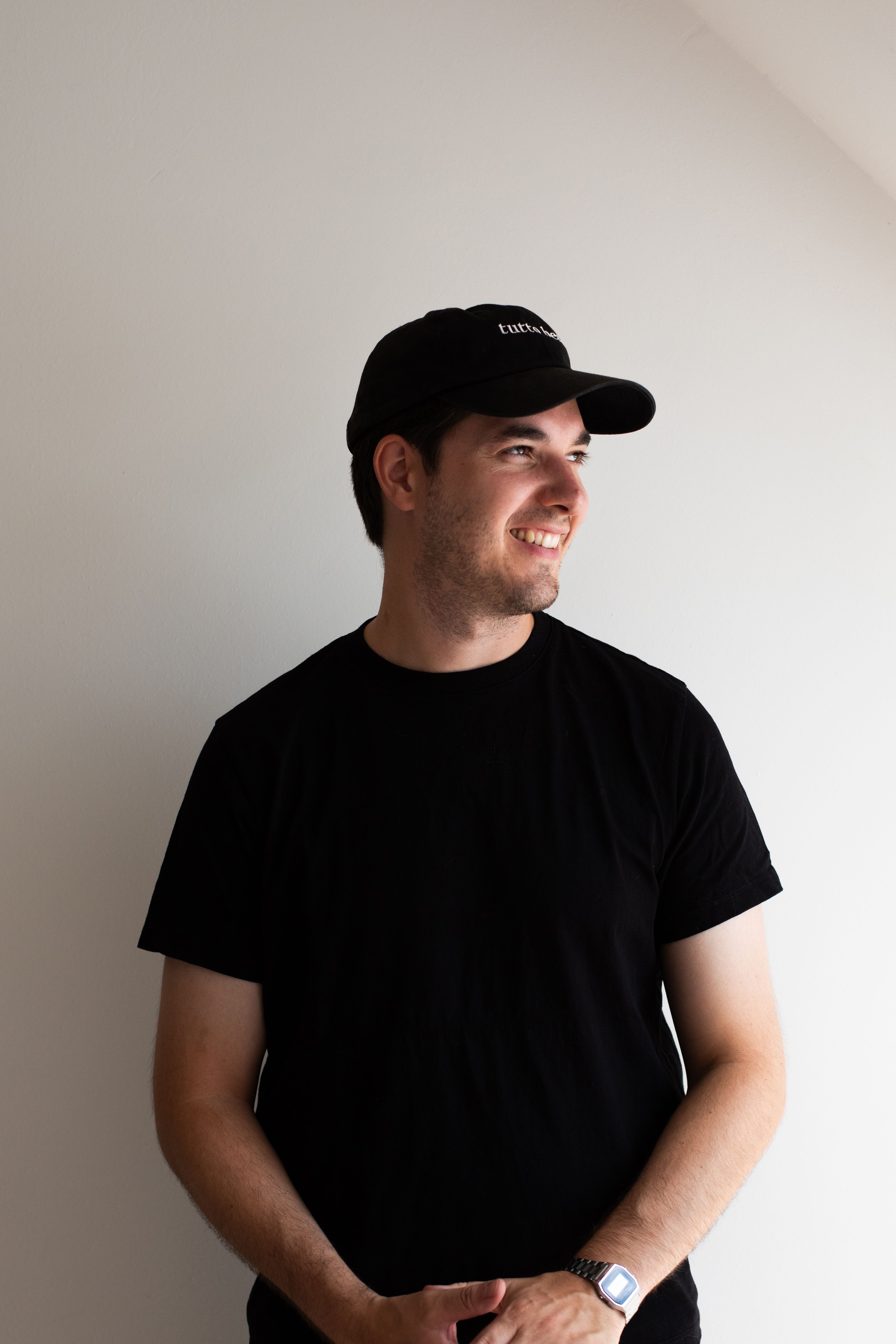 Martin mit Kappe vor weißer Wand