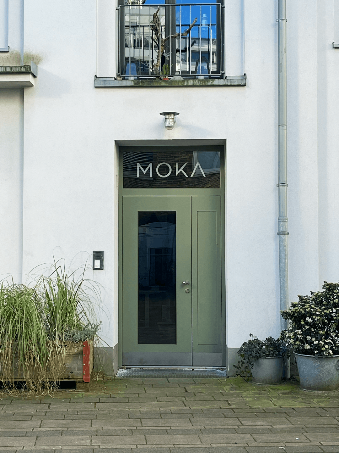 Eingangstüre von MOKA Studio mit Logo-Beklebung