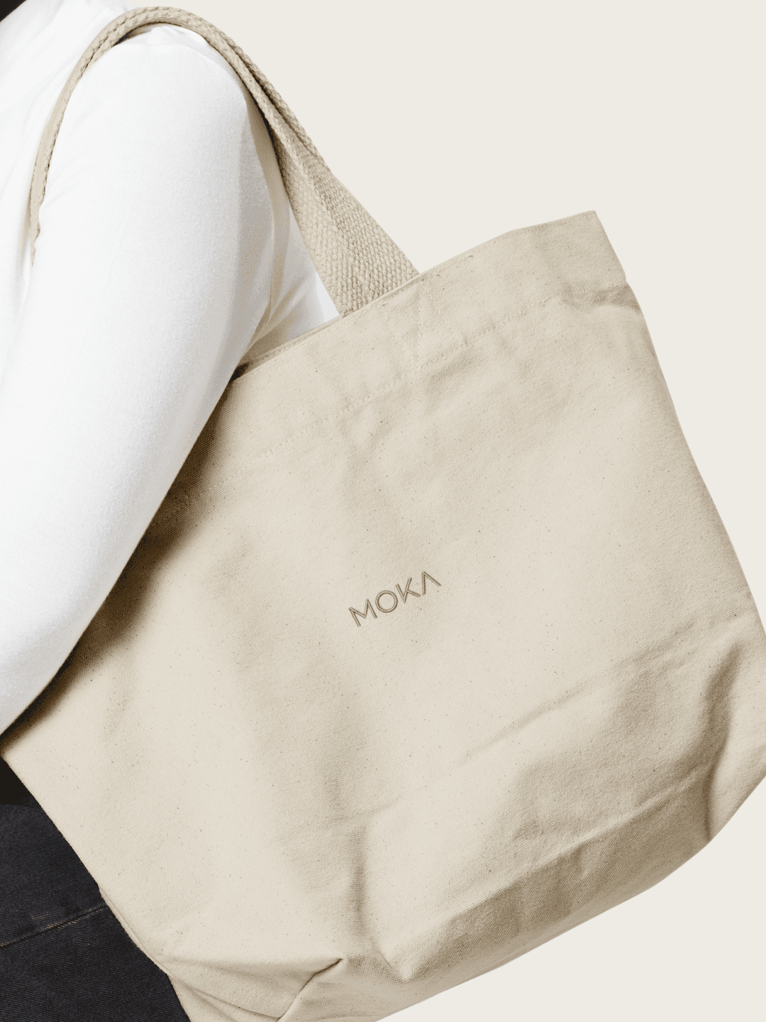 Stofftasche mit gesticktem Logo darauf.