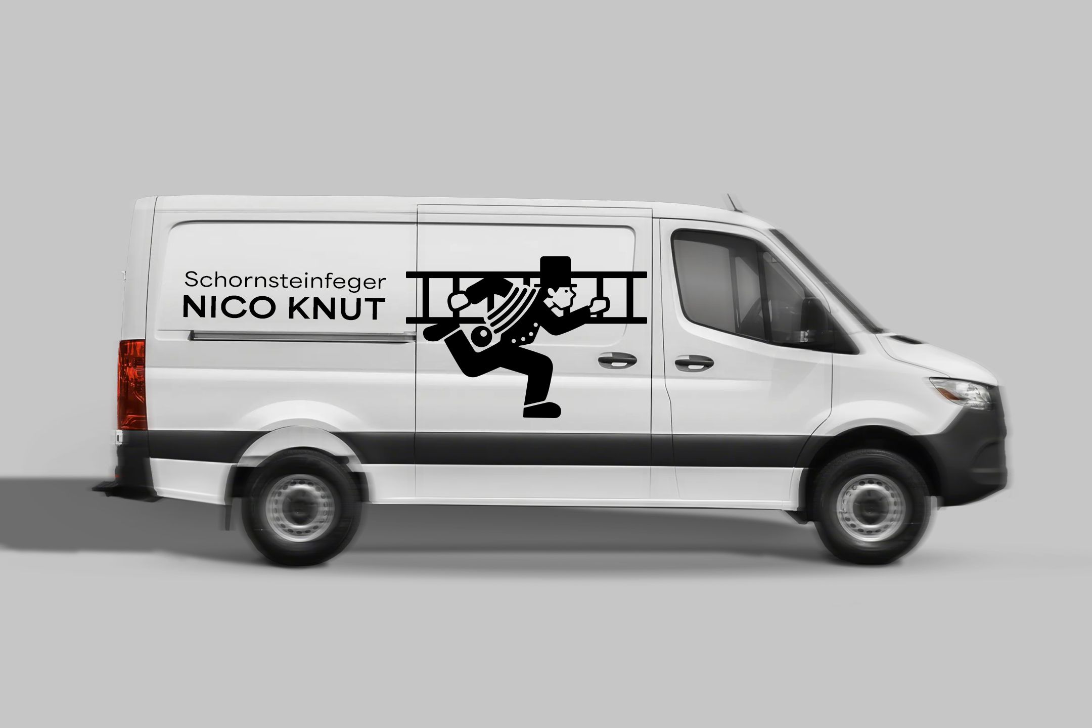Weißer Sprinter, auf dem das Logo in schwarz abgebildet ist.