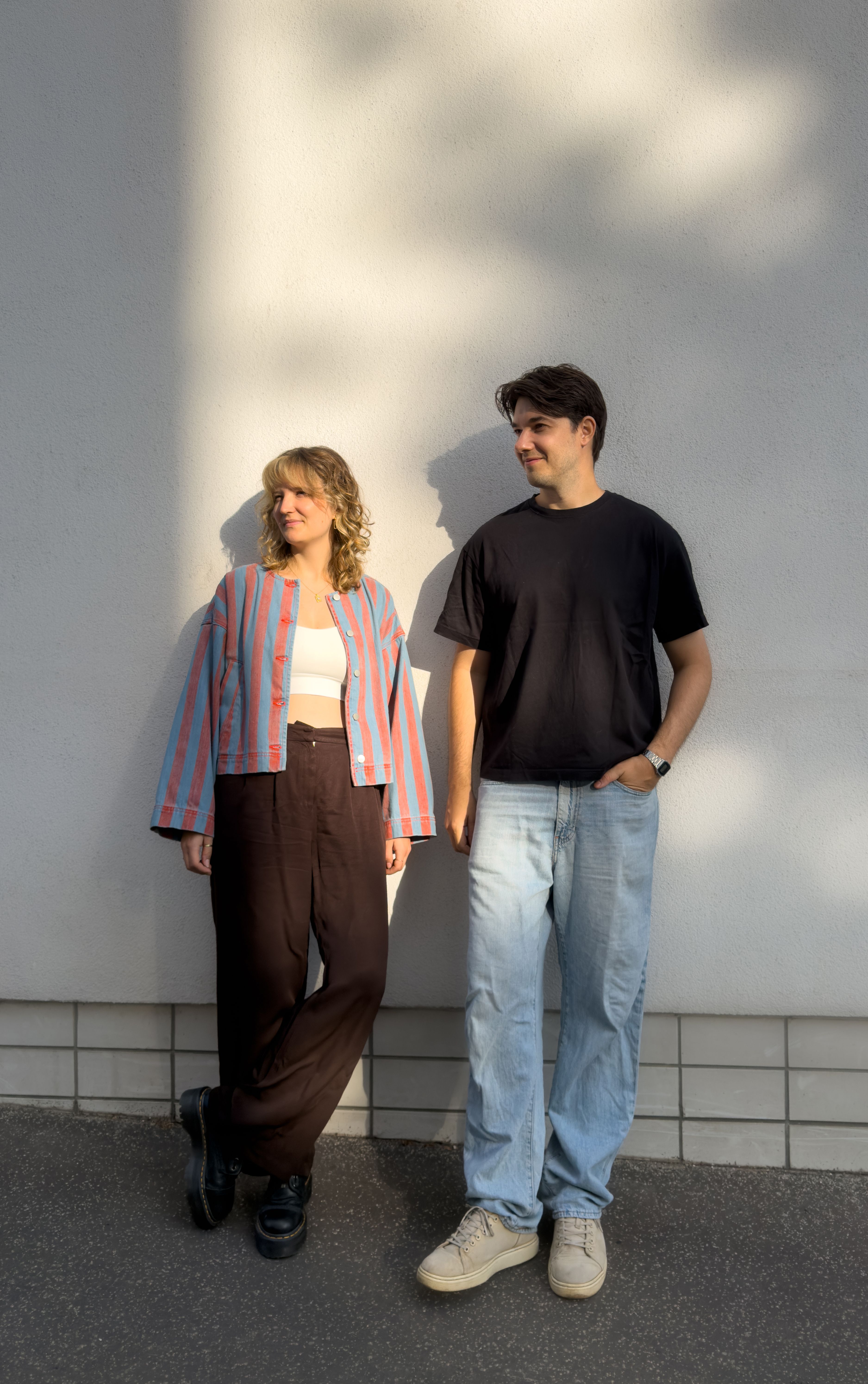 Silke und Martin vor einer weißen Wand.