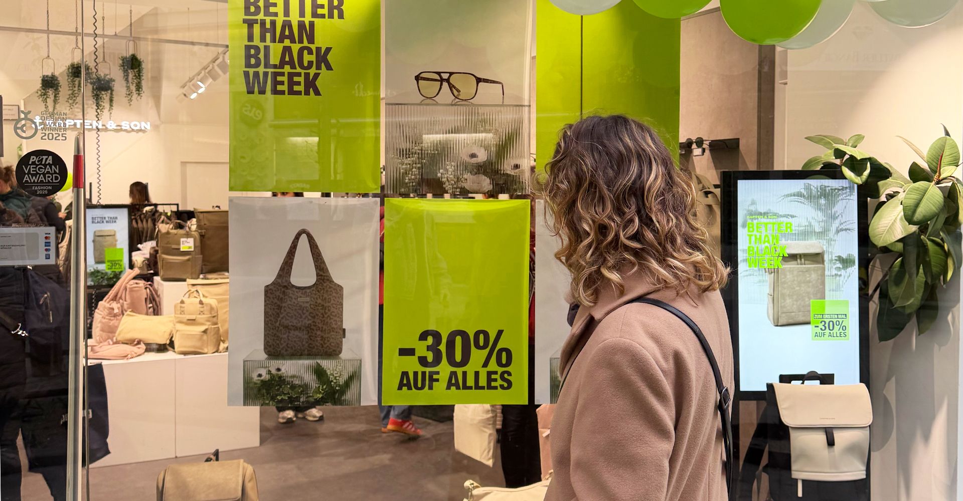 Silke vor dem Kapten & Son Geschäft in Wien