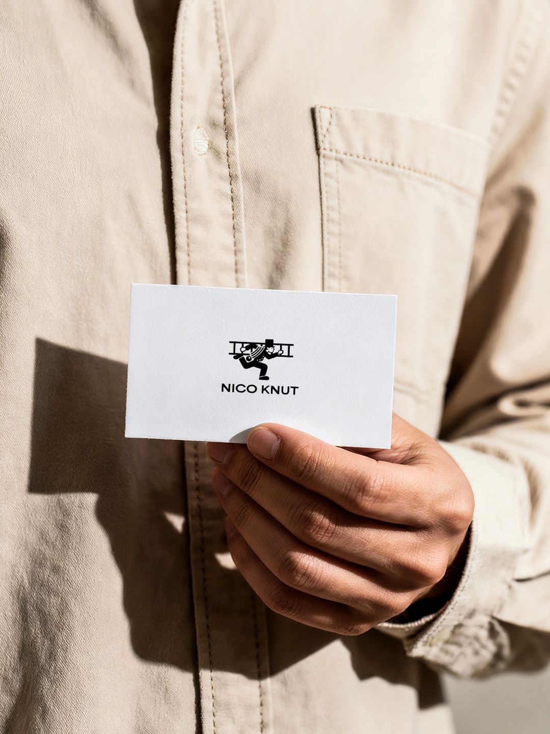 Mann hält eine Visitenkarte mit dem Logo darauf.